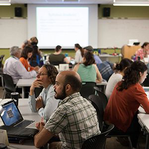 Participants at the 2017 Northwest Regional Summer Institute on Scientific Teaching at the University of Oregon discuss how to support improved student learning outcomes in the sciences and make other improvements to STEM education. Photo courtesy of Dan Barton, Humboldt State University.