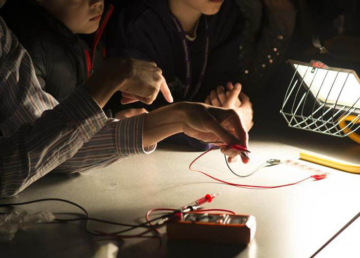 Sameer Patwardhan building solar cells with middle school students.
