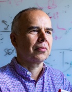 "From Earth to Mars: Transporting Spin Information at the Speed of Light"