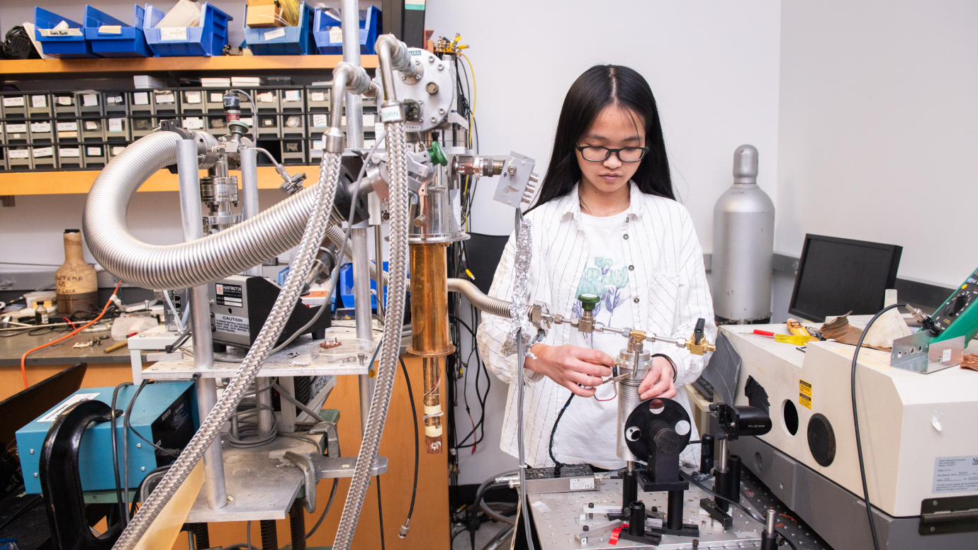 "Scientists demonstrate new, improved way to make infrared light—with quantum dots"