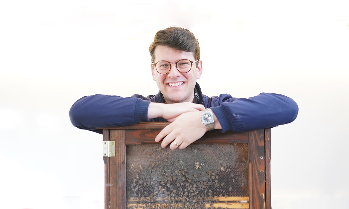 "Research Team Explores Genomic Options to Enhance Honeybee Resilience"