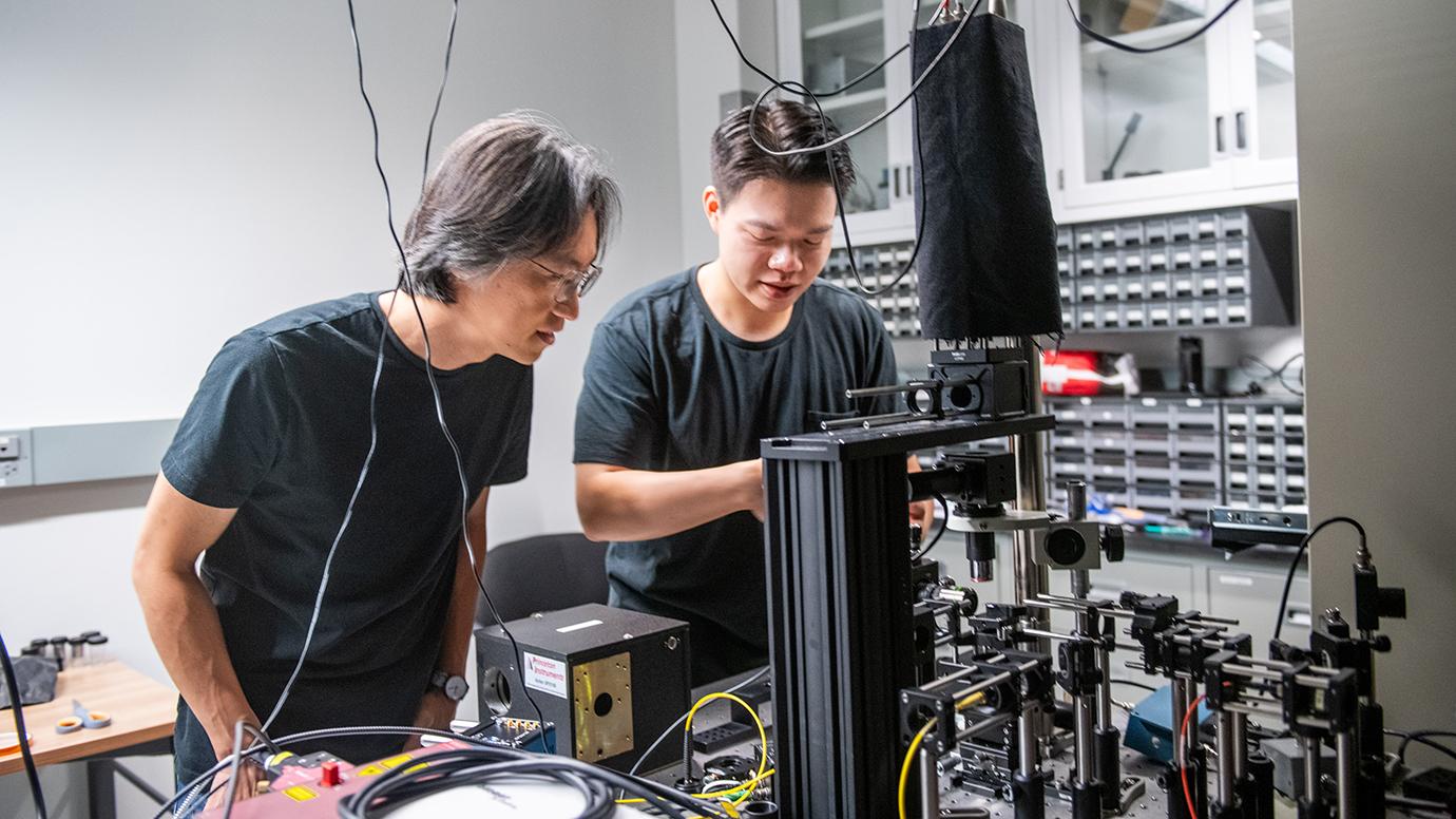 "University of Chicago Scientists Invent Smallest Known Way to Guide Light"