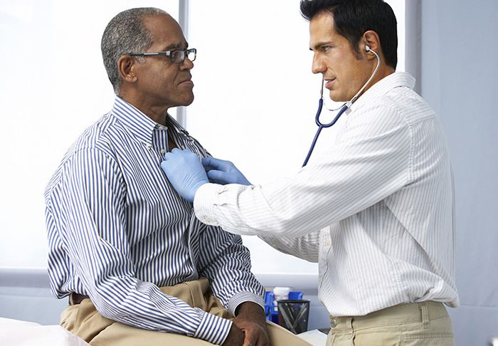 Image: Doctor examining patient