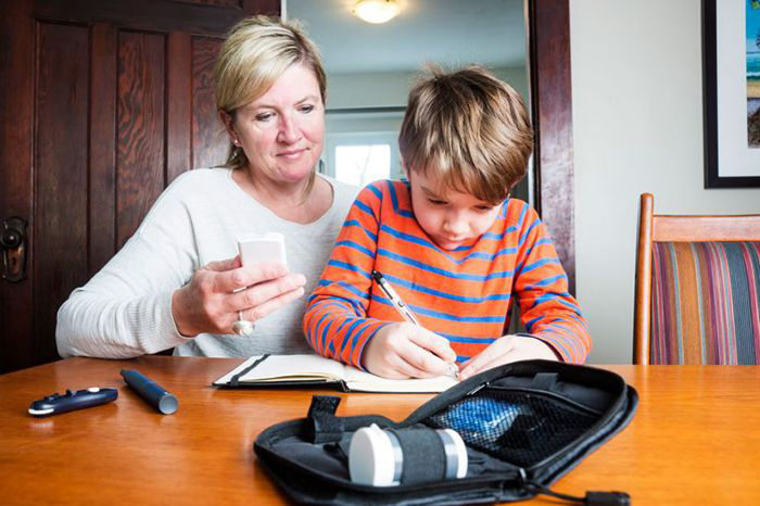 Image: Mother with diabetic child