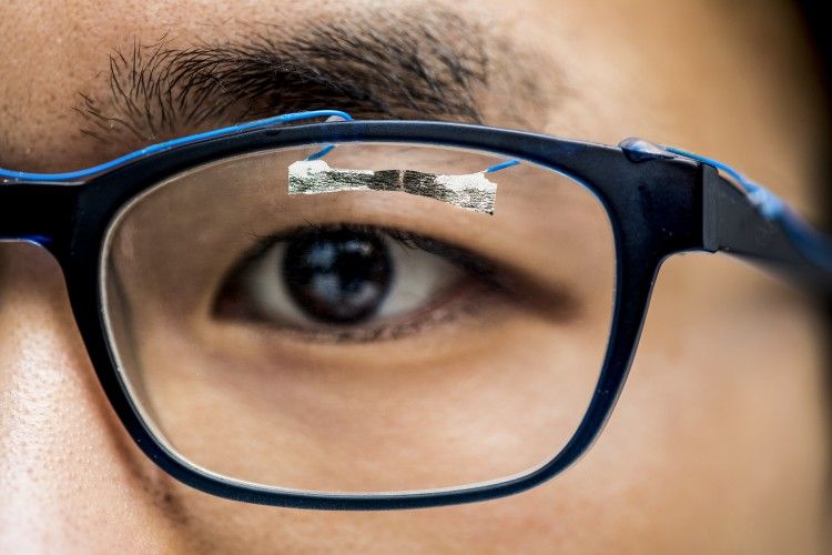 eyeglasses with sensor