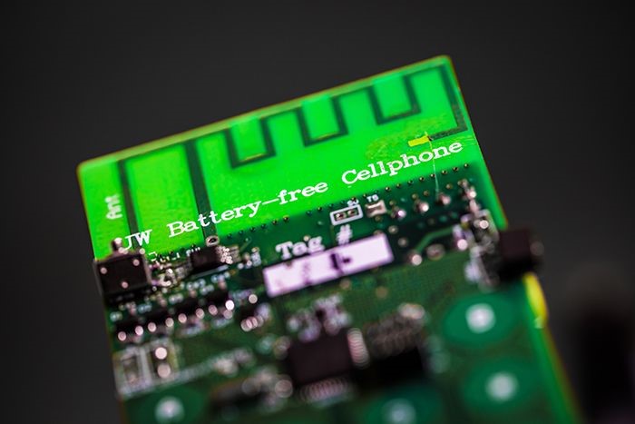 battery-free-cellphone-700x467-compressor.jpg