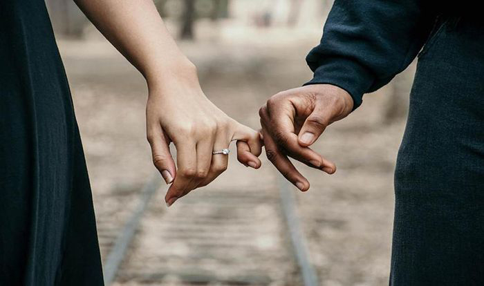 Image: Couple holding hands