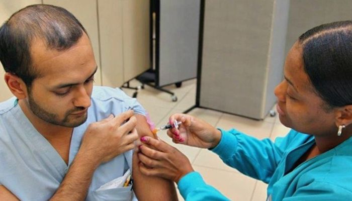 Nurse giving patient a flu shot