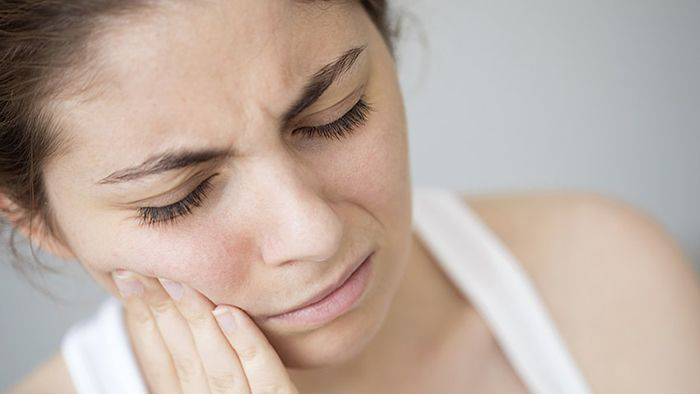 Image: Young woman with sore tooth