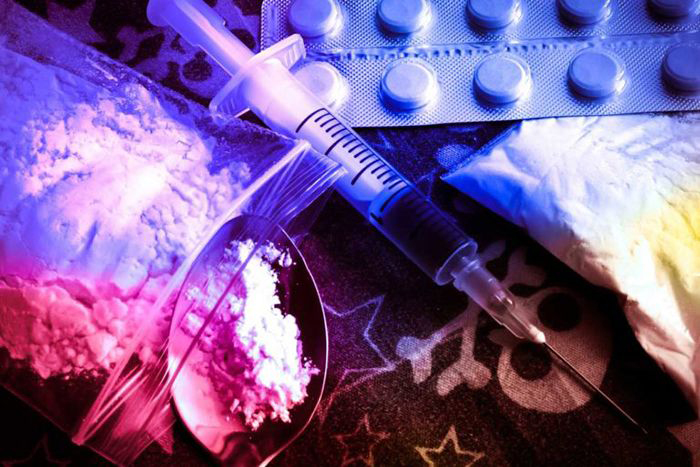 Images of needle and opioids