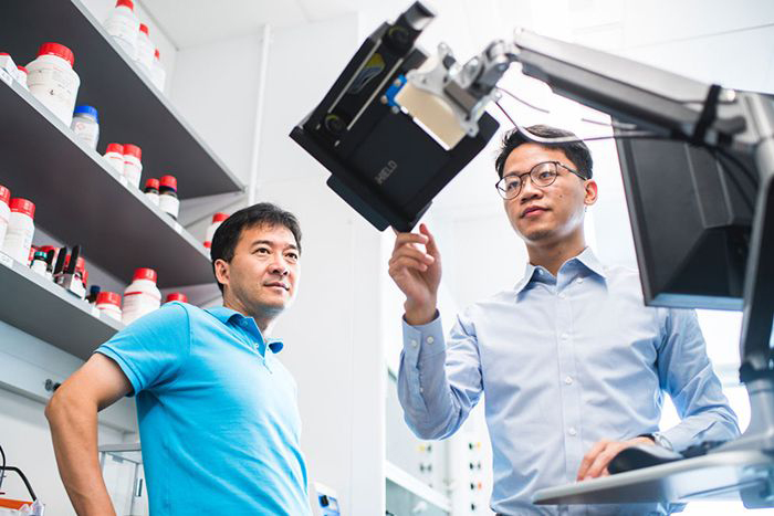 BU biomedical engineers Ji-Xin Cheng and Lu Lan