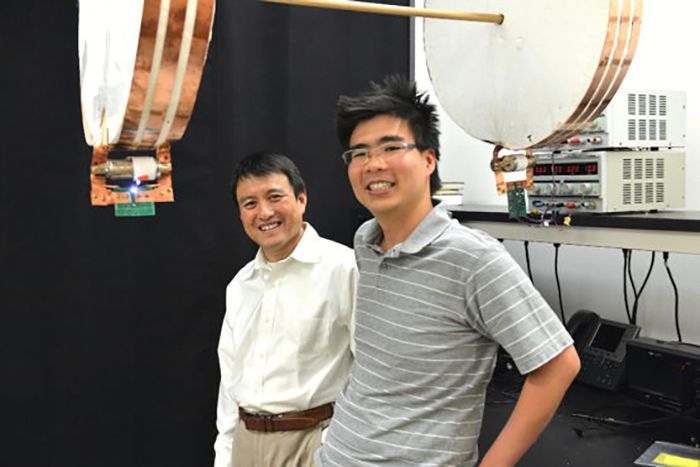 Professor Shanhui Fan and graduate student Sid Assawaworrarit