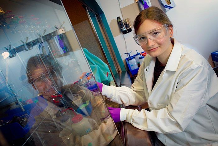 Photo of Dominique Spiegowski in the lab