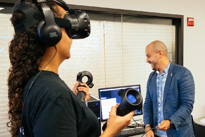 Daniel Pimentel demonstrates a virtual reality simulation in the Media Effects and Technology Lab.