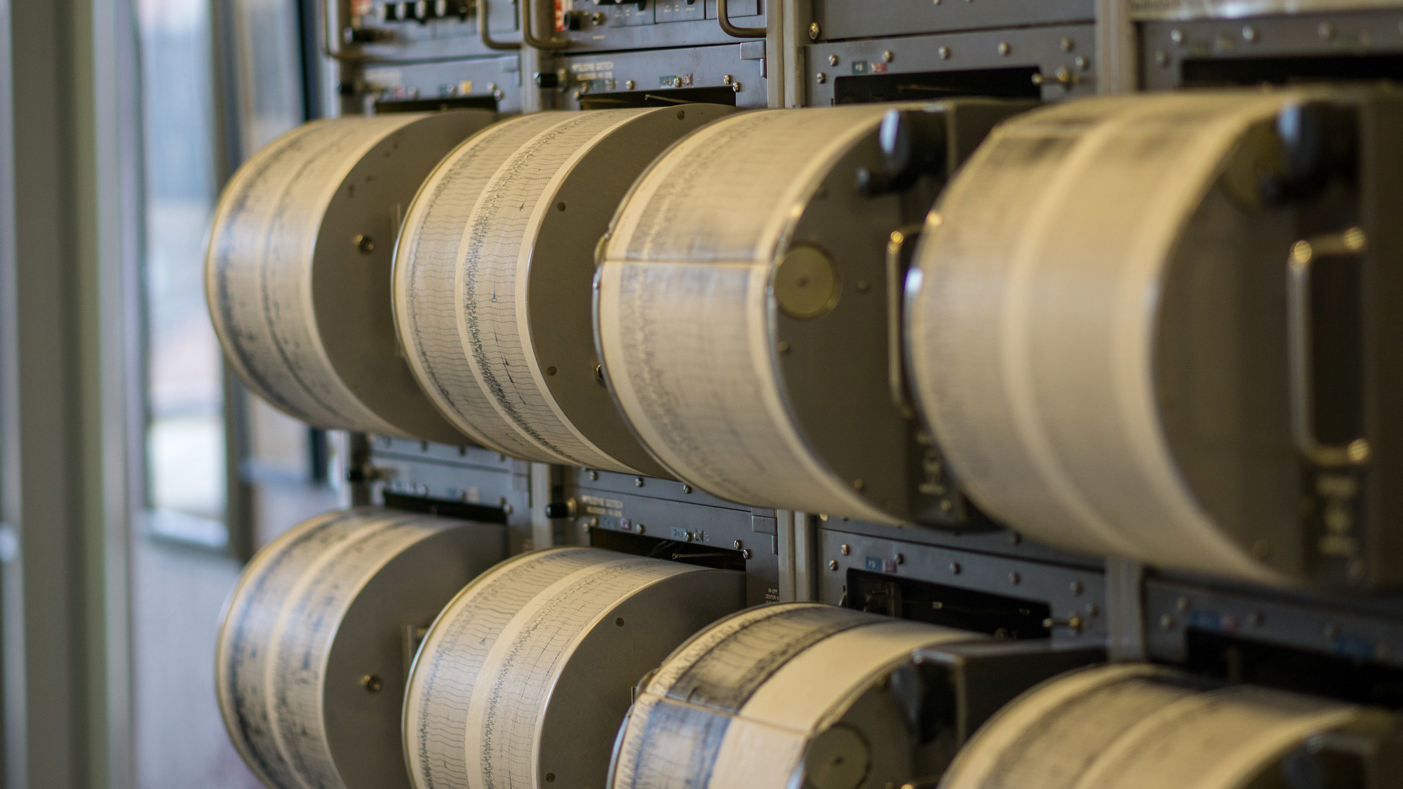 "seismologists probe Earth’s inner core"