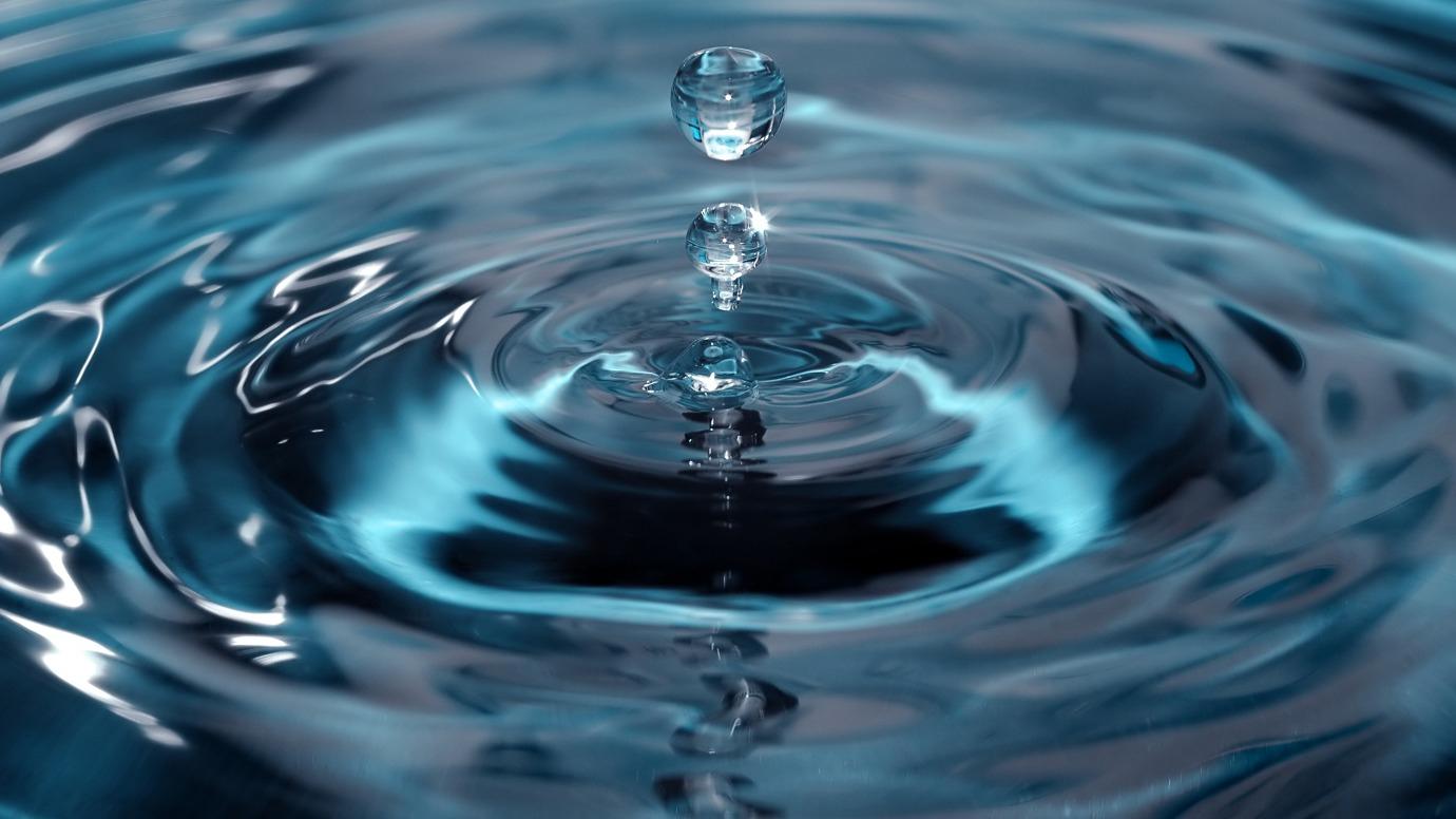 UChicago researchers find way to extract more water from air; Picture: Drops of water