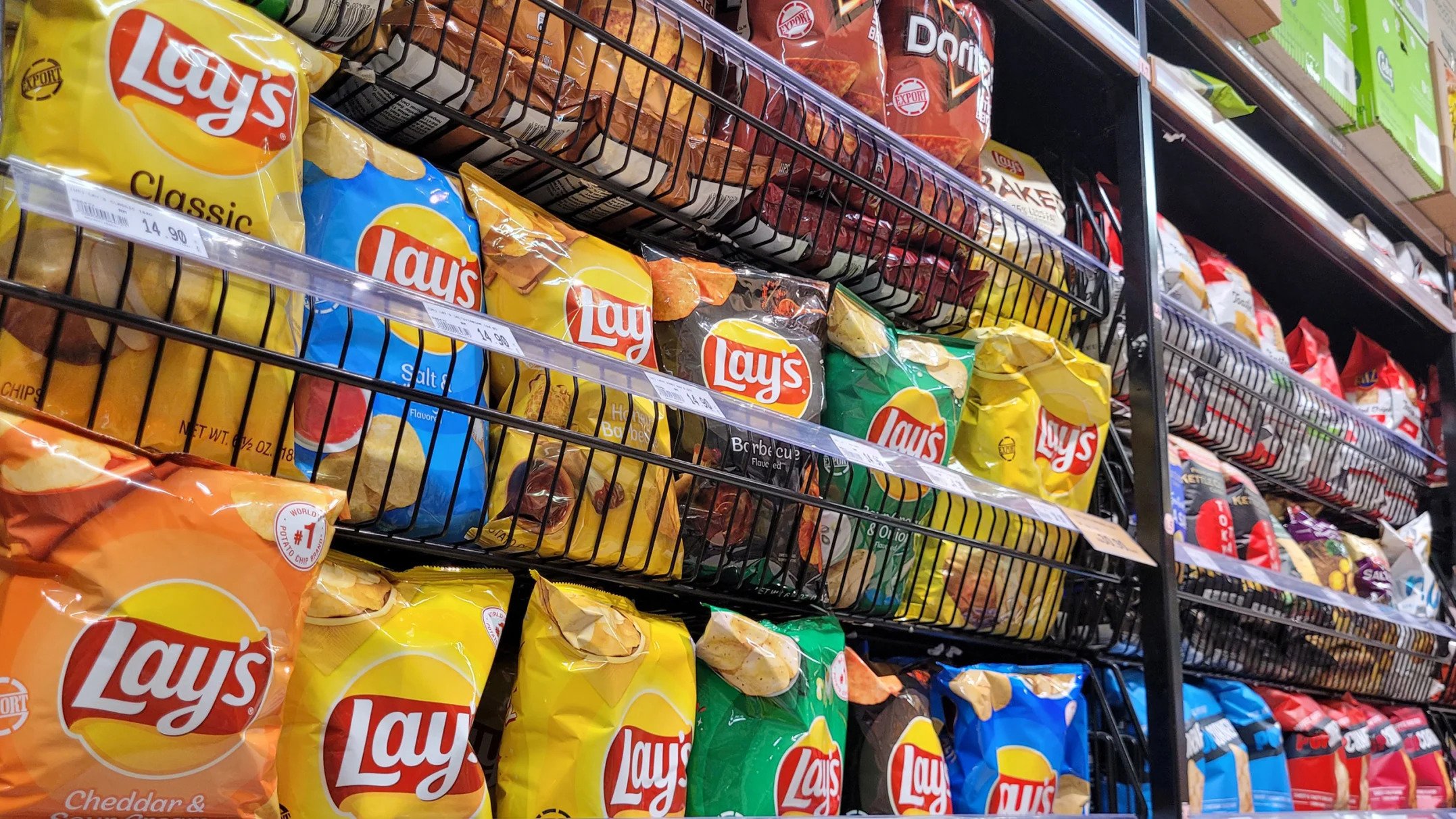 All that Glitters Isn’t Gold: Research Reveals Food Packaging May Affect Snack Choices