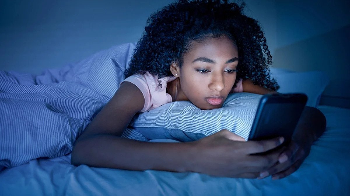 Teen Girls’ Texts Reveal Clues to Mental Health, Study Finds; Teenage girl texting while laying on bed