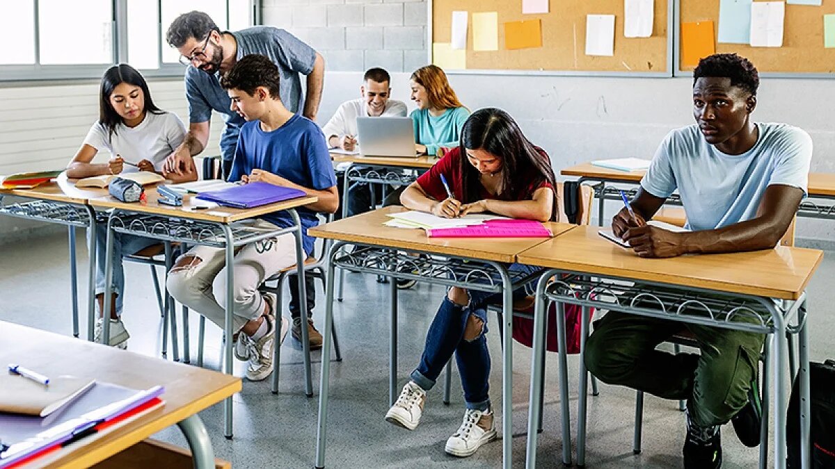 Schools are key in tackling youth depression, review finds; Picture: high school students in class