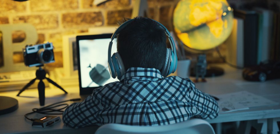 student learning remotely