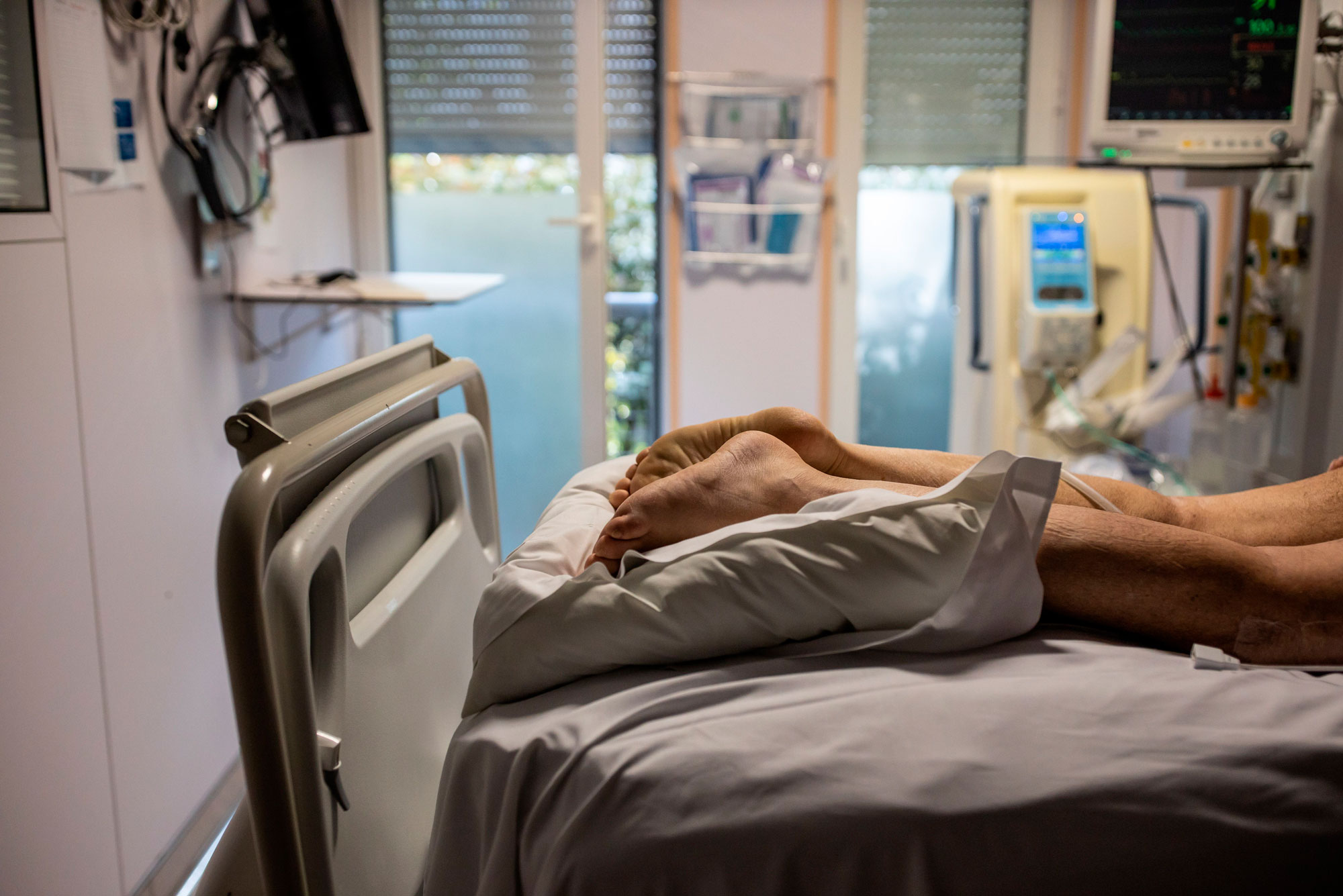 Сон приснилась больница. Хоспитал бед кушетка. Фото от первого лица с госпиталя. Covid-19 пациент в высоком качестве.