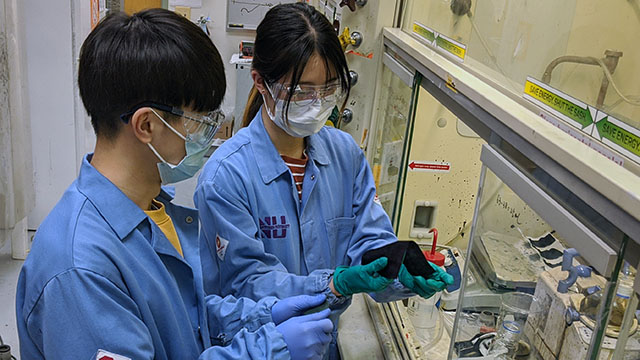 Postdoctoral fellow Hun Park (left) and graduate student Haiyue Huang