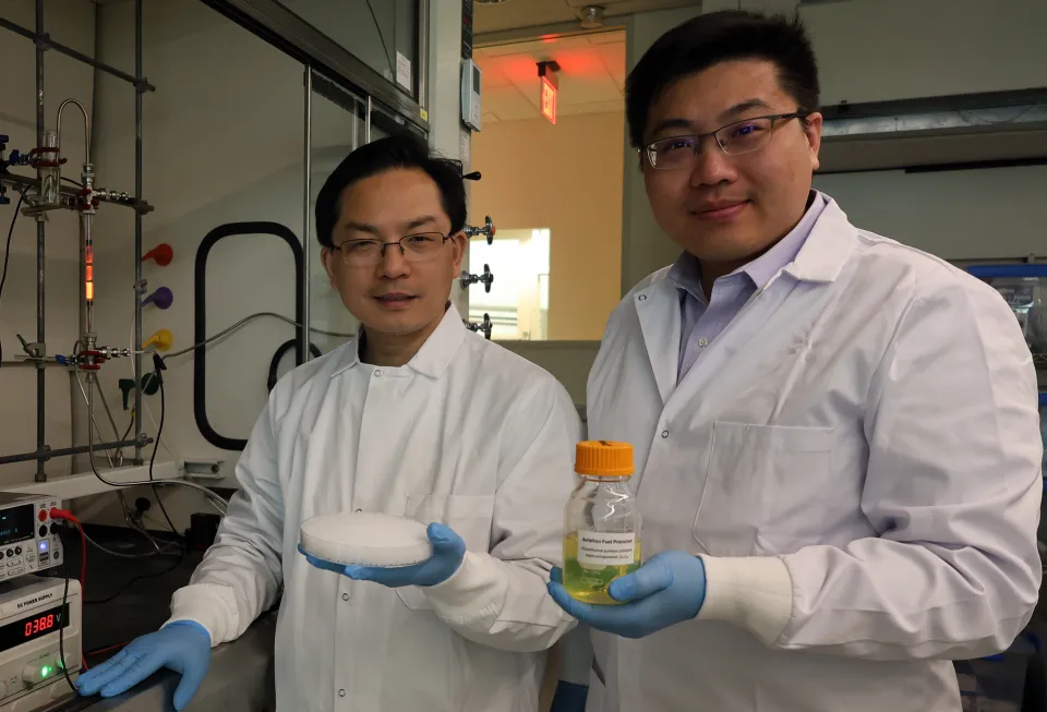 Left to right: Liangbing Hu (Electrical & Computer Engineering and Materials Science) and Shu Hu (Chemical & Environmental Engineering).