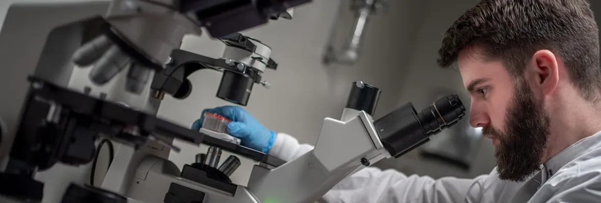Brent Beadell, a doctoral candidate in clinical and experimental therapeutics, uses the organ-on-a-chip platform at USC Alfred E. Mann School of Pharmacy. 