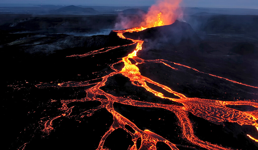 A geochemical journey from the center of the Earth; Picture: Volcanic eruption of Mount Fagradalsfjall in Iceland